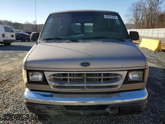 ✅ 2002 Ford Econoline Cargo • VIN: 1FTNE24L72HB37786 • Lot: 85941234. Wystawiony na Copart z przebiegiem 263 864 mil. Bezpłatny archiwum sprzedaży aukcyjnych z USA i szczegółowy raport historii pojazdu na DreamBid. Zdjęcie 5.