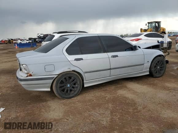 1998 BMW 3 Series z VIN WBACD3328WAV23184, wystawiony jako Copart lot #58570555 z przebiegiem 181 087 mil mil oraz Szkoda całkowita • Salvage title. Historia ofert i sprzedaży dostępna na DreamBid. Obrazek 3.