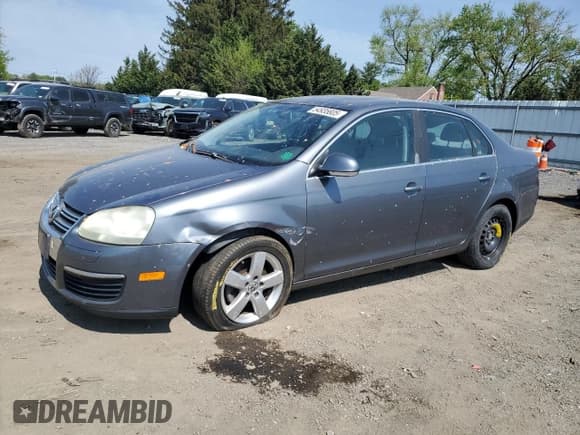 ✅ 2008 Volkswagen Jetta SE • VIN: 3VWRM71K88M191094 • Лот: 54935805. Опубликован ранее на Copart с пробегом 111 066 миль. Бесплатный доступ к архиву аукционных продаж из США и подробный отчёт об истории автомобиля на DreamBid. Изображение 1.