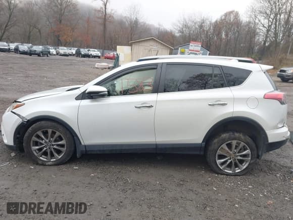 ✅ 2017 Toyota RAV4 Limited • VIN: JTMDFREV8HD201612 • Lot: 43761583. Wystawiony na IAAI z przebiegiem 155 729 mil. Bezpłatny archiwum sprzedaży aukcyjnych z USA i szczegółowy raport historii pojazdu na DreamBid. Zdjęcie 14.