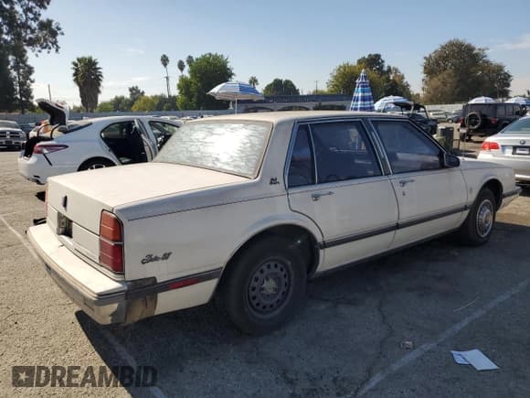 ✅ 1988 Oldsmobile 88 • VIN: 1G3HY54C6J1800245 • Lot: 80117064. Wystawiony na Copart z przebiegiem 48 621 mil. Bezpłatny archiwum sprzedaży aukcyjnych z USA i szczegółowy raport historii pojazdu na DreamBid. Zdjęcie 3.
