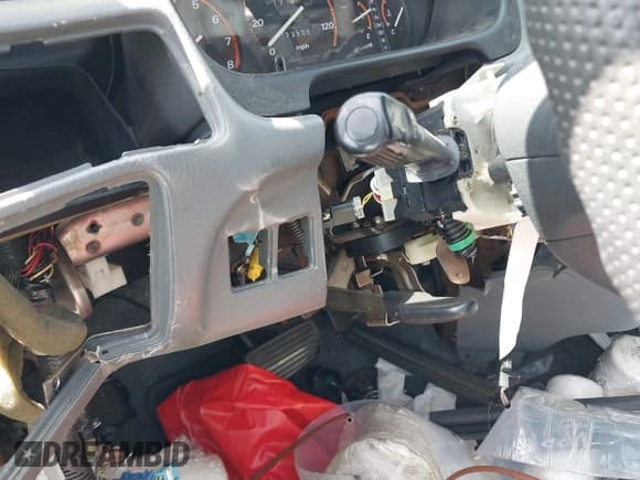 ✅ 1998 Honda CR-V LX • VIN: JHLRD2845WC002948 • Lot: 41915241. Wystawiony na IAAI z przebiegiem 273 508 mil. Bezpłatny archiwum sprzedaży aukcyjnych z USA i szczegółowy raport historii pojazdu na DreamBid. Zdjęcie 6.