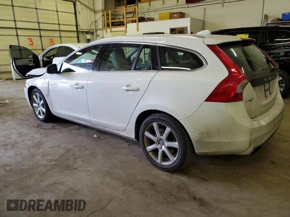 ✅ 2016 Volvo V60 T5 Drive-E Platinum • VIN: YV140MEM3G1303096 • Lot: 42033204. Wystawiony na Copart z przebiegiem 136 615 mil. Bezpłatny archiwum sprzedaży aukcyjnych z USA i szczegółowy raport historii pojazdu na DreamBid. Zdjęcie 2.