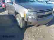 2014 Chevrolet Suburban LT z VIN 1GNSKJE76ER214080, wystawiony jako IAAI lot #42766041 z przebiegiem 204 832 mil mil oraz . Historia ofert i sprzedaży dostępna na DreamBid. Obrazek 6.