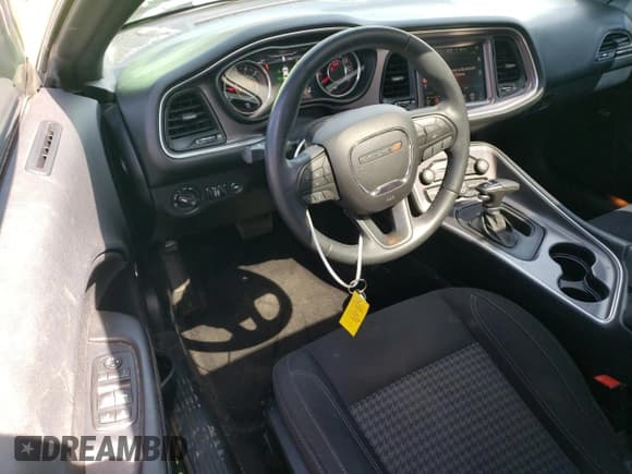 ✅ 2015 Dodge Challenger R/T • VIN: 2C3CDZAT6FH711256 • Lot: 51878784. Wystawiony na Copart z przebiegiem 70 298 mil. Bezpłatny archiwum sprzedaży aukcyjnych z USA i szczegółowy raport historii pojazdu na DreamBid. Zdjęcie 8.