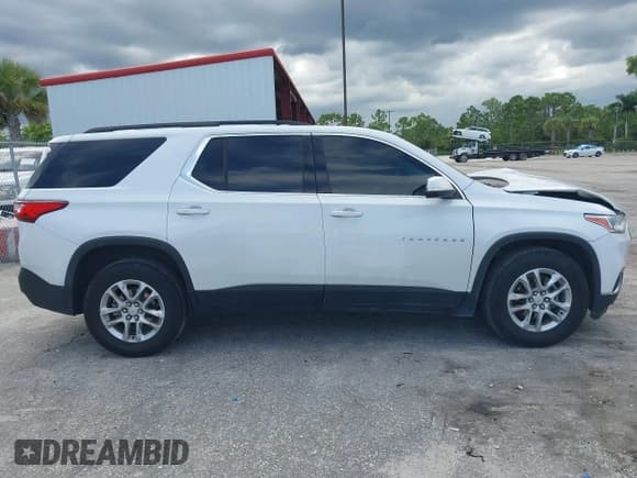 ✅ 2021 Chevrolet Traverse LT Cloth • VIN: 1GNERGKW0MJ126548 • Lot: 42998904. Wystawiony na IAAI z przebiegiem 66 776 mil. Bezpłatny archiwum sprzedaży aukcyjnych z USA i szczegółowy raport historii pojazdu na DreamBid. Zdjęcie 13.