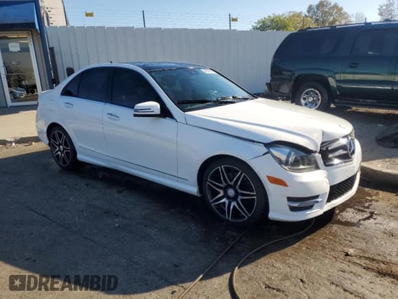 ✅ 2014 Mercedes-Benz C 300 Sport • VIN: WDDGF8AB7ER310960 • Лот: 86628545. Опубликован ранее на Copart с пробегом 118 301 миль. Бесплатный доступ к архиву аукционных продаж из США и подробный отчёт об истории автомобиля на DreamBid. Изображение 4.
