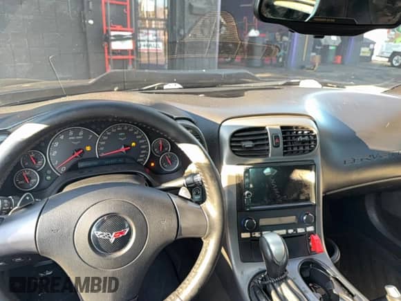 2007 Chevrolet Corvette z VIN 1G1YY26U475107303, wystawiony jako Copart lot #91563725 z przebiegiem Nie podano mil oraz Czysty tytuł • Clean title. Historia ofert i sprzedaży dostępna na DreamBid. Obrazek 9.