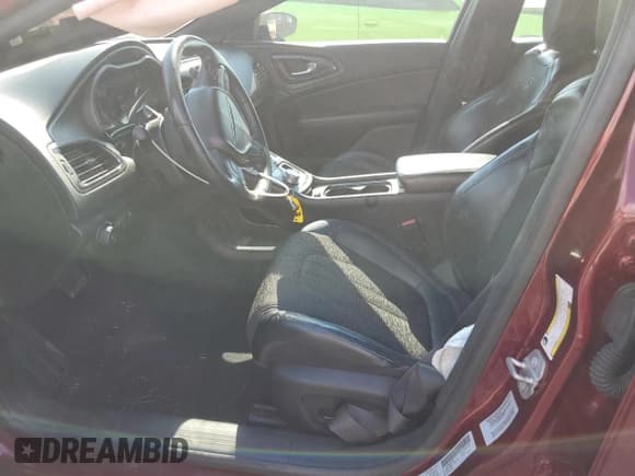 ✅ 2016 Chrysler 200 S • VIN: 1C3CCCBB4GN124732 • Lot: 70308235. Wystawiony na Copart z przebiegiem 91 669 mil. Bezpłatny archiwum sprzedaży aukcyjnych z USA i szczegółowy raport historii pojazdu na DreamBid. Zdjęcie 7.