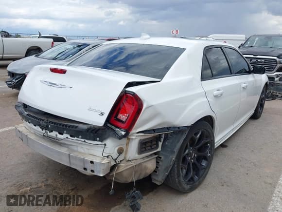 ✅ 2019 Chrysler 300 S • VIN: 2C3CCABG5KH690674 • Lot: 43251603. Wystawiony na IAAI z przebiegiem 98 493 mil. Bezpłatny archiwum sprzedaży aukcyjnych z USA i szczegółowy raport historii pojazdu na DreamBid. Zdjęcie 4.