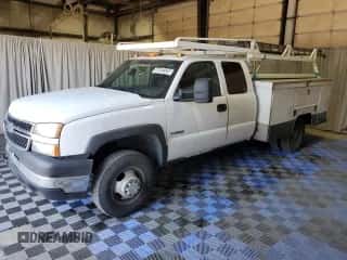 2007 Chevrolet Silverado 3500 WT z VIN 1GBJC39U77E131799, wystawiony jako Copart lot #56592335 z przebiegiem 216 176 mil mil oraz Czysty tytuł • Clean title. Historia ofert i sprzedaży dostępna na DreamBid. Obrazek 1.