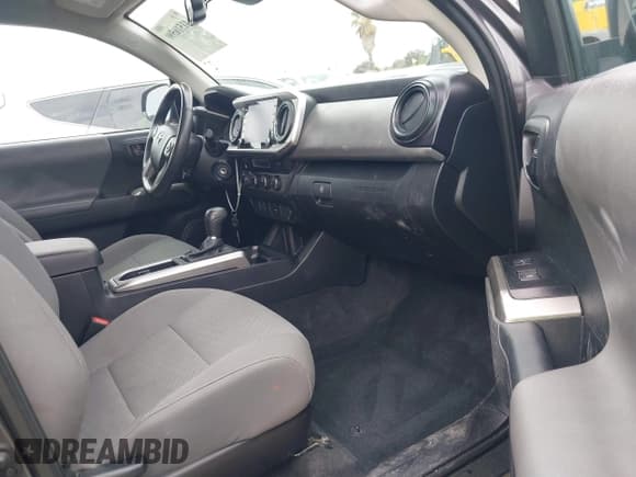 ✅ 2022 Toyota Tacoma SR • VIN: 3TYSZ5AN0NT079104 • Lot: 41516590. Wystawiony na IAAI z przebiegiem 22 203 mil. Bezpłatny archiwum sprzedaży aukcyjnych z USA i szczegółowy raport historii pojazdu na DreamBid. Zdjęcie 5.