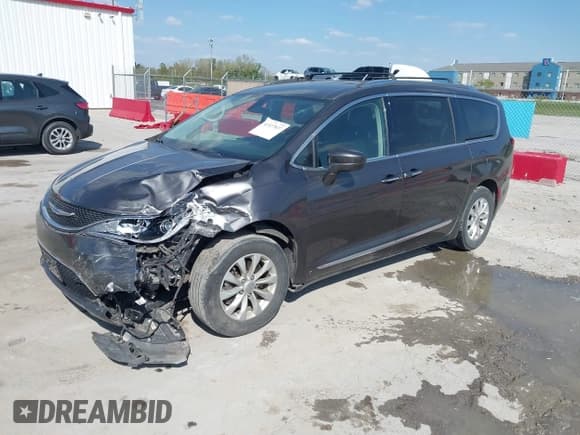 ✅ 2019 Chrysler Pacifica Touring L • VIN: 2C4RC1BG0KR680795 • Лот: 43327837. Опубликован ранее на IAAI с пробегом 174 225 миль. Бесплатный доступ к архиву аукционных продаж из США и подробный отчёт об истории автомобиля на DreamBid. Изображение 2.