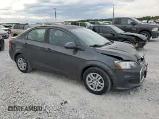 2017 Chevrolet Sonic LS с VIN 1G1JB5SH5H4137673, выставлен на аукционе Copart как лот 69697674 с пробегом 106 229 миль миль и Списание • Salvage title. История ставок и продаж доступна на DreamBid. Изображение 4.