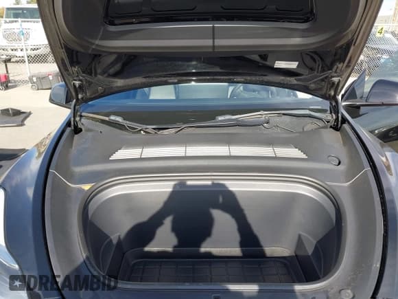 ✅ 2022 Tesla Model Y Long Range • VIN: 7SAYGDEE2NF458337 • Lot: 43656214. Wystawiony na IAAI z przebiegiem 38 307 mil. Bezpłatny archiwum sprzedaży aukcyjnych z USA i szczegółowy raport historii pojazdu na DreamBid. Zdjęcie 10.