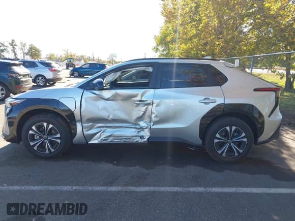 ✅ 2025 Toyota bZ4X XLE • VIN: JTMAAAAA2SA073110 • Лот: 43449806. Опубликован ранее на IAAI с пробегом 4 070 миль. Бесплатный доступ к архиву аукционных продаж из США и подробный отчёт об истории автомобиля на DreamBid. Изображение 14.