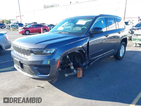 ✅ 2023 Jeep Grand Cherokee Laredo • VIN: 1C4RJHAG4PC586189 • Lot: 43442603. Wystawiony na IAAI z przebiegiem 18 272 mil. Bezpłatny archiwum sprzedaży aukcyjnych z USA i szczegółowy raport historii pojazdu na DreamBid. Zdjęcie 17.