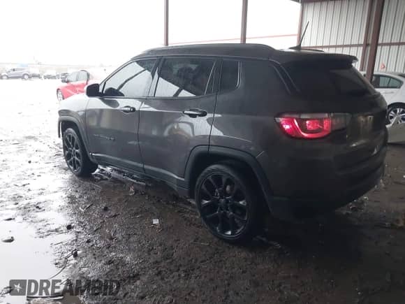 2021 Jeep Compass 80th Anniversary z VIN 3C4NJCEB6MT577171, wystawiony jako IAAI lot #42189493 z przebiegiem 42 531 mil mil oraz . Historia ofert i sprzedaży dostępna na DreamBid. Obrazek 3.