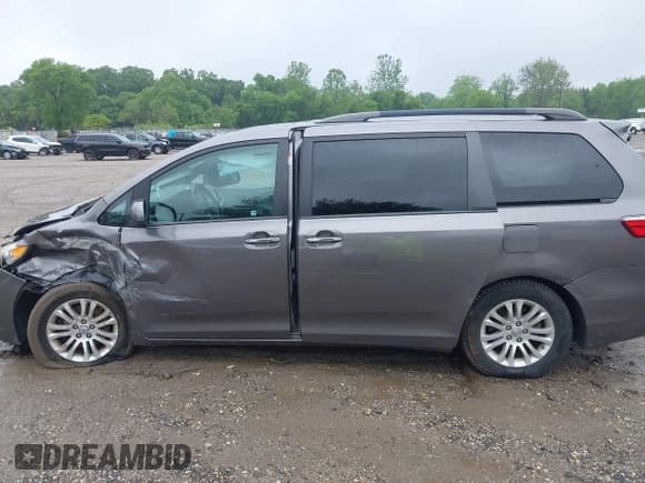 ✅ 2017 Toyota Sienna XLE Auto Access Seat • VIN: 5TDYZ3DC5HS817875 • Lot: 42274836. Listed on IAAI with 67,119 mi. Free auction sales archive from the USA and detailed vehicle history report at DreamBid. Image 14.