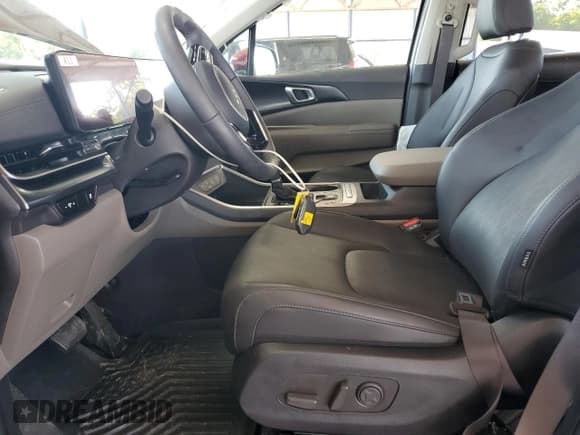 ✅ 2025 Kia Carnival LXS • VIN: KNDNB5K36S6520806 • Lot: 69186445. Wystawiony na Copart z przebiegiem 10 643 mil. Bezpłatny archiwum sprzedaży aukcyjnych z USA i szczegółowy raport historii pojazdu na DreamBid. Zdjęcie 7.