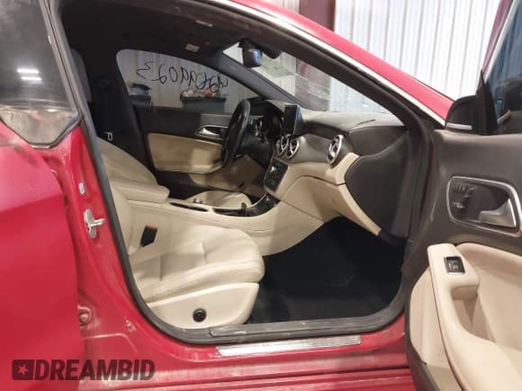 ✅ 2014 Mercedes-Benz CLA 250 • VIN: WDDSJ4EB6EN047203 • Lot: 43839399. Wystawiony na IAAI z przebiegiem 169 504 mil. Bezpłatny archiwum sprzedaży aukcyjnych z USA i szczegółowy raport historii pojazdu na DreamBid. Zdjęcie 5.