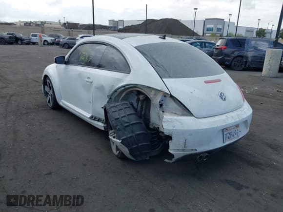 ✅ 2014 Volkswagen Beetle 1.8T • VIN: 3VWJ17AT1EM664666 • Lot: 42087614. Wystawiony na IAAI z przebiegiem 159 995 mil. Bezpłatny archiwum sprzedaży aukcyjnych z USA i szczegółowy raport historii pojazdu na DreamBid. Zdjęcie 3.