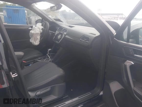 ✅ 2024 Volkswagen Tiguan SE R-Line Black • VIN: 3VV8B7AX4RM048758 • Lot: 42523725. Wystawiony na IAAI z przebiegiem 14 415 mil. Bezpłatny archiwum sprzedaży aukcyjnych z USA i szczegółowy raport historii pojazdu na DreamBid. Zdjęcie 5.