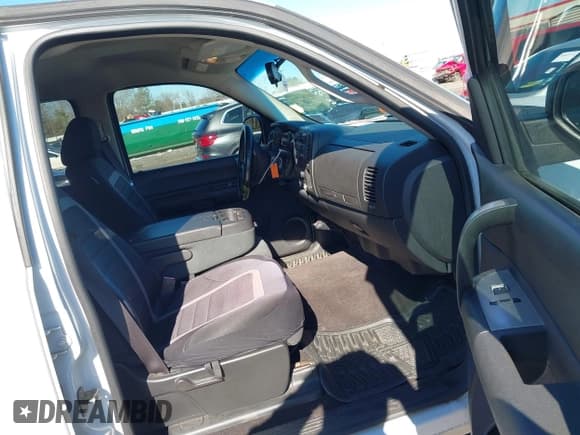 ✅ 2009 Chevrolet Silverado 1500 • VIN: 2GCEC23J391139098 • Lot: 41440718. Wystawiony na IAAI z przebiegiem 143 000 mil. Bezpłatny archiwum sprzedaży aukcyjnych z USA i szczegółowy raport historii pojazdu na DreamBid. Zdjęcie 4.