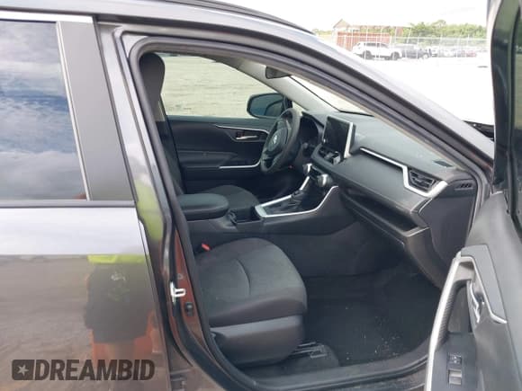 ✅ 2023 Toyota RAV4 XLE • VIN: 2T3W1RFV8PC239706 • Lot: 42768871. Wystawiony na IAAI z przebiegiem 83 793 mil. Bezpłatny archiwum sprzedaży aukcyjnych z USA i szczegółowy raport historii pojazdu na DreamBid. Zdjęcie 5.