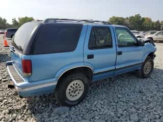 1997 Chevrolet Blazer LS z VIN 1GNDT13W7V2156165, wystawiony jako Copart lot #66759394 z przebiegiem 170 046 mil mil oraz Szkoda całkowita • Salvage title. Historia ofert i sprzedaży dostępna na DreamBid. Obrazek 3.