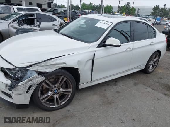✅ 2015 BMW 3 Series 328i xDrive • VIN: WBA3B5C5XFF959517 • Lot: 42421435. Wystawiony na IAAI z przebiegiem 122 833 mil. Bezpłatny archiwum sprzedaży aukcyjnych z USA i szczegółowy raport historii pojazdu na DreamBid. Zdjęcie 17.