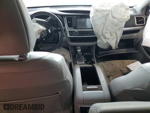 ✅ 2018 Toyota Highlander XLE • VIN: 5TDKZRFH6JS538698 • Lot: 86877625. Listed on Copart with 107,868 mi. Free auction sales archive from the USA and detailed vehicle history report at DreamBid. Image 8.