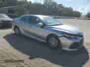 2022 Toyota Camry Hybrid LE z VIN 4T1C31AKXNU570867, wystawiony jako Copart lot #81447885 z przebiegiem 237 715 mil mil oraz Szkoda całkowita • Salvage title. Historia ofert i sprzedaży dostępna na DreamBid. Obrazek 4.