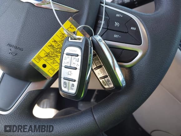 ✅ 2018 Chrysler Pacifica Touring • VIN: 2C4RC1DG5JR148681 • Lot: 41716394. Listed on IAAI with 178,645 mi. Free auction sales archive from the USA and detailed vehicle history report at DreamBid. Image 11.