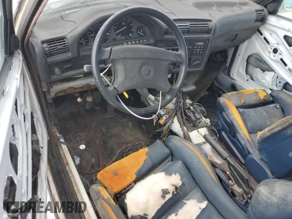 1991 BMW 3 Series z VIN WBABB2317MEC26337, wystawiony jako Copart lot #56911105 z przebiegiem 156 780 mil mil oraz Czysty tytuł • Clean title. Historia ofert i sprzedaży dostępna na DreamBid. Obrazek 8.