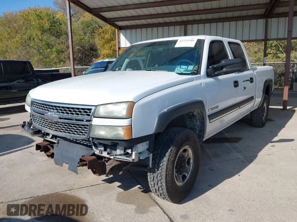 ✅ 2005 Chevrolet Silverado 2500HD LT • VIN: 1GCHC23U15F901726 • Lot: 43723341. Wystawiony na IAAI z przebiegiem 191 495 mil. Bezpłatny archiwum sprzedaży aukcyjnych z USA i szczegółowy raport historii pojazdu na DreamBid. Zdjęcie 17.