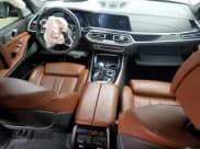 ✅ 2020 BMW X7 M50i • VIN: 5UXCX6C04L9B45700 • Lot: 52182845. Wystawiony na Copart z przebiegiem Nie podano. Bezpłatny archiwum sprzedaży aukcyjnych z USA i szczegółowy raport historii pojazdu na DreamBid. Zdjęcie 8.
