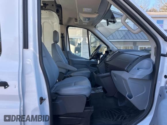 ✅ 2015 Ford Transit Cargo • VIN: 1FTNR2CM7FKA89925 • Lot: 43746666. Wystawiony na IAAI z przebiegiem 208 969 mil. Bezpłatny archiwum sprzedaży aukcyjnych z USA i szczegółowy raport historii pojazdu na DreamBid. Zdjęcie 5.