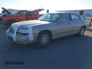 ✅ 2008 Lincoln Town Car Limited • VIN: 2LNHM82V38X639853 • Lot: 43538131. Wystawiony na IAAI z przebiegiem 227 557 mil. Bezpłatny archiwum sprzedaży aukcyjnych z USA i szczegółowy raport historii pojazdu na DreamBid. Zdjęcie 2.