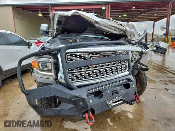✅ 2019 GMC Sierra 2500HD Denali • VIN: 1GT12SEY7KF205548 • Lot: 93086225. Wystawiony na Copart z przebiegiem Nie podano. Bezpłatny archiwum sprzedaży aukcyjnych z USA i szczegółowy raport historii pojazdu na DreamBid. Zdjęcie 5.