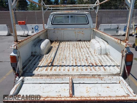 ✅ 1983 Toyota Pickup • VIN: JT4RN44R3D1131044 • Lot: 42883920. Wystawiony na IAAI z przebiegiem 137 999 mil. Bezpłatny archiwum sprzedaży aukcyjnych z USA i szczegółowy raport historii pojazdu na DreamBid. Zdjęcie 8.