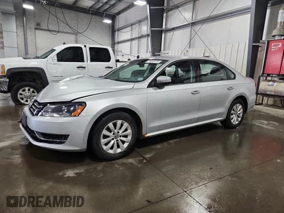 ✅ 2013 Volkswagen Passat S • VIN: 1VWAH7A38DC040570 • Лот: 71810175. Опубликован ранее на Copart с пробегом 92 185 миль. Бесплатный доступ к архиву аукционных продаж из США и подробный отчёт об истории автомобиля на DreamBid. Изображение 1.