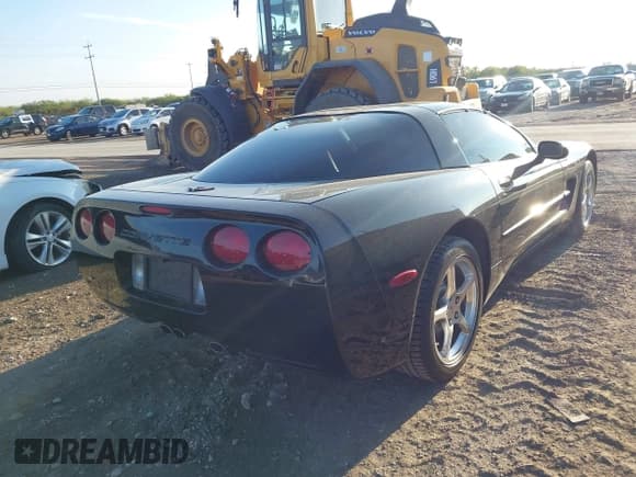 ✅ 2004 Chevrolet Corvette • VIN: 1G1YY22G645120159 • Lot: 43752732. Wystawiony na IAAI z przebiegiem 128 869 mil. Bezpłatny archiwum sprzedaży aukcyjnych z USA i szczegółowy raport historii pojazdu na DreamBid. Zdjęcie 4.