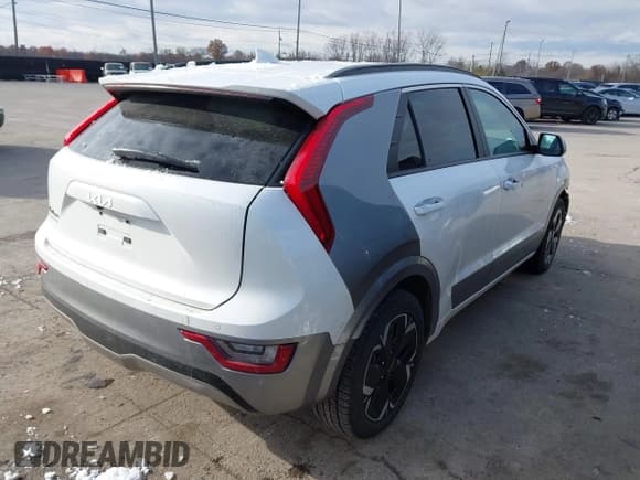 ✅ 2023 Kia Niro Wave • VIN: KNDCT3L18P5019998 • Lot: 43665874. Wystawiony na IAAI z przebiegiem 91 793 mil. Bezpłatny archiwum sprzedaży aukcyjnych z USA i szczegółowy raport historii pojazdu na DreamBid. Zdjęcie 4.