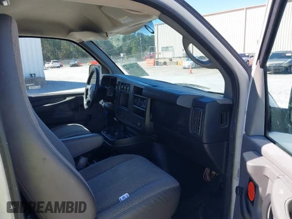 ✅ 2012 GMC Savana Cargo • VIN: 1GTW7FCAXC1185735 • Lot: 41799748. Wystawiony na IAAI z przebiegiem 399 649 mil. Bezpłatny archiwum sprzedaży aukcyjnych z USA i szczegółowy raport historii pojazdu na DreamBid. Zdjęcie 5.