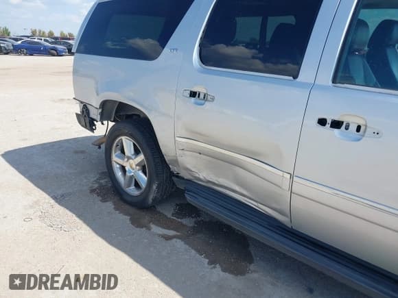✅ 2014 Chevrolet Suburban LTZ • VIN: 1GNSCKE06ER107262 • Lot: 43301081. Wystawiony na IAAI z przebiegiem 122 888 mil. Bezpłatny archiwum sprzedaży aukcyjnych z USA i szczegółowy raport historii pojazdu na DreamBid. Zdjęcie 6.