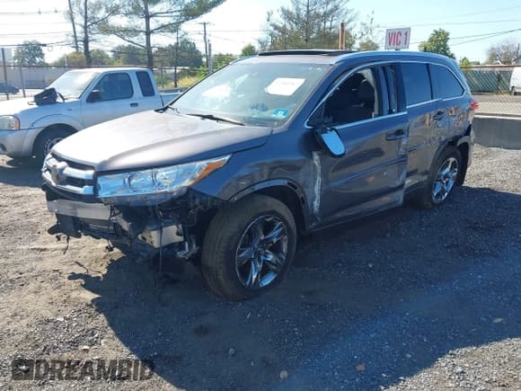 ✅ 2018 Toyota Highlander Limited Platinum • VIN: 5TDDZRFH1JS915219 • Lot: 43360707. Listed on IAAI with 62,176 mi. Free auction sales archive from the USA and detailed vehicle history report at DreamBid. Image 2.