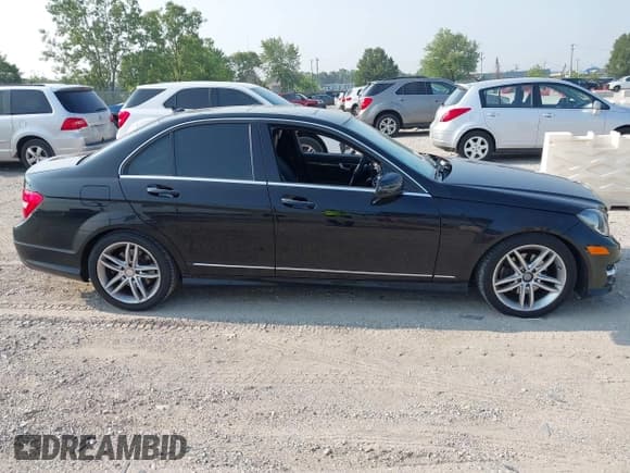 ✅ 2012 Mercedes-Benz C 300 Sport • VIN: WDDGF8BB8CR200219 • Lot: 42919703. Wystawiony na IAAI z przebiegiem 149 141 mil. Bezpłatny archiwum sprzedaży aukcyjnych z USA i szczegółowy raport historii pojazdu na DreamBid. Zdjęcie 13.