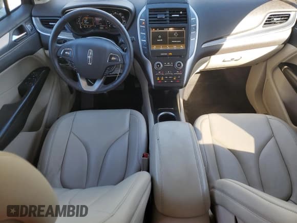 ✅ 2017 Lincoln MKC Premiere • VIN: 5LMCJ1C98HUL47535 • Лот: 82620015. Опубликован ранее на Copart с пробегом 121 374 миль. Бесплатный доступ к архиву аукционных продаж из США и подробный отчёт об истории автомобиля на DreamBid. Изображение 8.