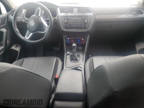 ✅ 2022 Volkswagen Tiguan SE • VIN: 3VV3B7AX4NM072031 • Lot: 84025745. Wystawiony na Copart z przebiegiem 32 058 mil. Bezpłatny archiwum sprzedaży aukcyjnych z USA i szczegółowy raport historii pojazdu na DreamBid. Zdjęcie 8.